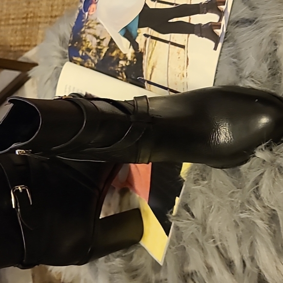 VINCE CAMUTO BLACK LEATHER STRAPPY ANKLE BOOTS sz 9 - Picture 2 of 9